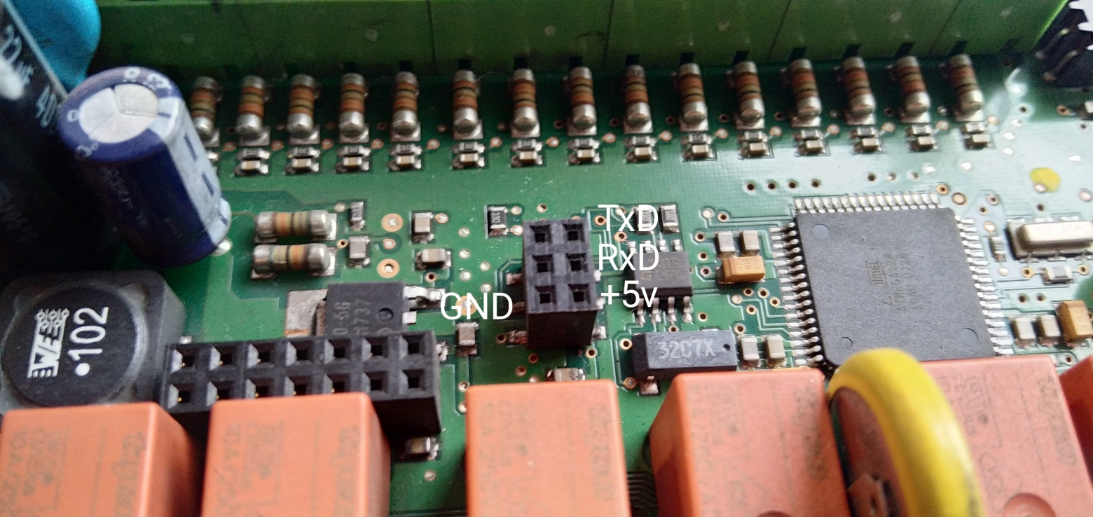 Разъем для кабеля на плате интеллектуального реле Zelio Logic.